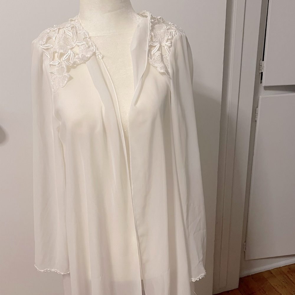 Flora nikraoz robe